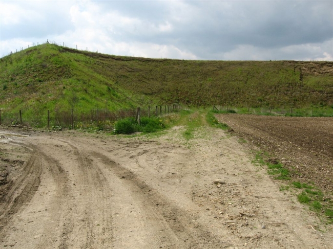 Restant oude veldweg. Door aanleg gronddepot heeft deze weg zijn functie verloren. Aan de zuidkant van het gronddepot heeft de weg als functie het bereiken van de trap naar het uitzichtspunt. Restant oude veldweg. Door aanleg gronddepot heeft deze weg zijn functie verloren. Aan de zuidkant van het gronddepot heeft de weg als functie het bereiken van de trap naar het uitzichtspunt.