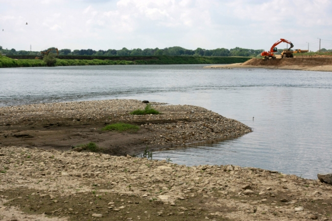 Verbreding van de Maasoever nabij Herbricht. Op de voorgrond de grindbanken bij de monding van de Geul in de Maas. Verbreding van de Maasoever nabij Herbricht. Op de voorgrond de grindbanken bij de monding van de Geul in de Maas.