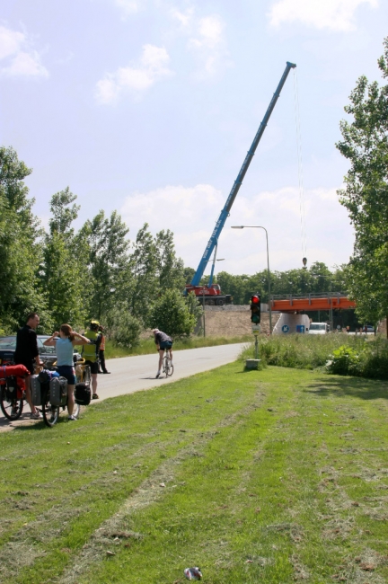 Op woensdag 16 juni zijn de brugdelen geplaatst bij de ongelijkvloerse kruising van Op de Bos te Itteren. Zoals in een bewonersbrief door het Consortium aangegeven ging het met enig oponthoud voor het verkeer gepaard. 