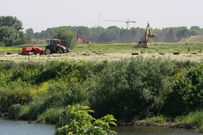Richard Smeets had haast met het binnenhalen van het hooi Het is de allerlaatste keer dat dit nog eens gebeurd op deze plek. Op de voorgrond stroomt de Maas, zich van geen kwaad bewust. Richard Smeets had haast met het binnenhalen van het hooi Het is de allerlaatste keer dat dit nog eens gebeurd op deze plek. Op de voorgrond stroomt de Maas, zich van geen kwaad bewust.