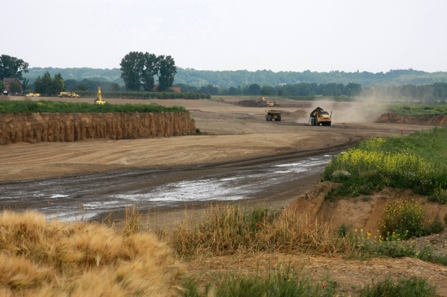 Dumpers rijden van s'morgens 7 uur tot 's-avonds 7 uur met afgegraven dekgrond richting dekgrondberging. Dit gaat nog dagelijks zo door tot 2013. 