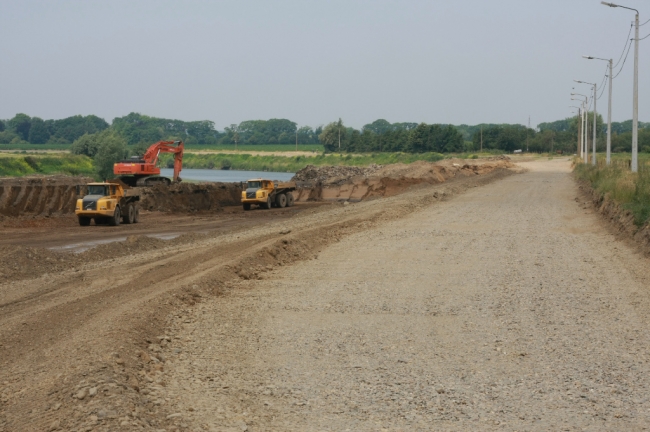 Rechts op de foto de pas aangelegde nieuwe weg, die nog afgewerkt moet worden, naar Herbricht. Links zie je de afgraving van de bocht waardoor de Maas ook hier meer ruimte krijgt. Achterdoor zie je de Maas stromen. Rechts op de foto de pas aangelegde nieuwe weg, die nog afgewerkt moet worden, naar Herbricht. Links zie je de afgraving van de bocht waardoor de Maas ook hier meer ruimte krijgt. Achterdoor zie je de Maas stromen.