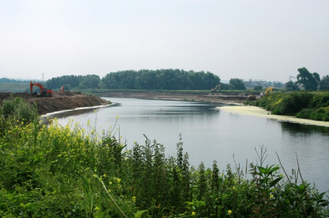 Aan beide zijden van de Maas wordt gewerkt aan verbreding van de Maasoevers , links aan de Belgische kant, bij Herbricht, en rechts de stroomgeulverbreding ten noorden van het dorp Itteren.  