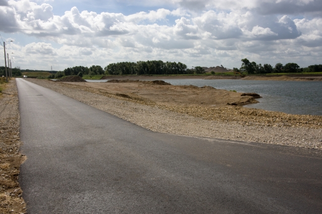 Inmiddels is de nieuwe weg in Herbricht voorzien van een asfaltlaag. Het lijkt nu al alsof de weg hier altijd gelopen heeft. 