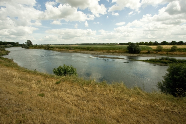 De Maas ter hoogte van Smeermaas en kijkend naar de oever aan Nederlandse zijde. Als de werkzaamheden in Borgharen zijn afgerond ligt deze oever honderden meters landinwaarts. De Maas ter hoogte van Smeermaas en kijkend naar de oever aan Nederlandse zijde. Als de werkzaamheden in Borgharen zijn afgerond ligt deze oever honderden meters landinwaarts.