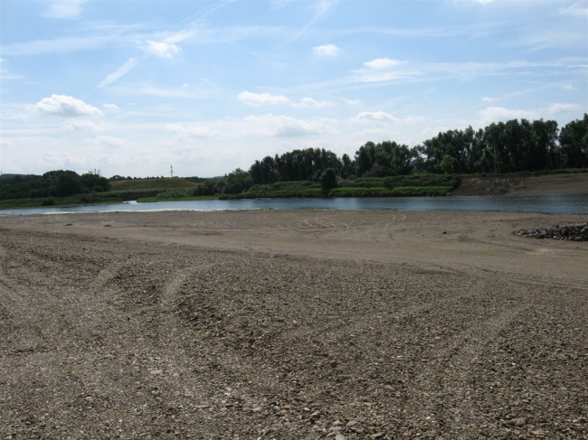 Foto genomen vanaf Herbricht. Links de monding van de Geul die intact moet blijven en even naar rechts het begin van de bochtverbreding en de weerdverlaging. Foto genomen vanaf Herbricht. Links de monding van de Geul die intact moet blijven en even naar rechts het begin van de bochtverbreding en de weerdverlaging.