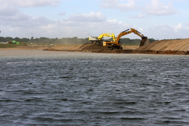 Er wordt ongeveer een laadschep diep kiezel opgehaald. 