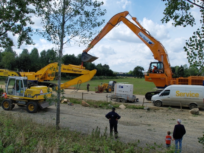 Een 2-tal nieuwe graafmachines werden vandaag afgeleverd. De hele dag is men bezig geweest met de opbouw ervan. Het zijn 2 Caterpillars van het type 385C LRE. LRE staat voor long reach. De machines hebben een motor aan boord van ongeveer 530 pk, wegen 88 ton inclusief een contergewicht van 14 ton. Ze kunnen met hun lange armen zo'n 16m diep reiken en 22m voor zich uit. Zij zullen het bestaande machinepark de komende jaren komen versterken. Een 2-tal nieuwe graafmachines werden vandaag afgeleverd. De hele dag is men bezig geweest met de opbouw ervan. Het zijn 2 Caterpillars van het type 385C LRE. LRE staat voor long reach. De machines hebben een motor aan boord van ongeveer 530 pk, wegen 88 ton inclusief een contergewicht van 14 ton. Ze kunnen met hun lange armen zo'n 16m diep reiken en 22m voor zich uit. Zij zullen het bestaande machinepark de komende jaren komen versterken.