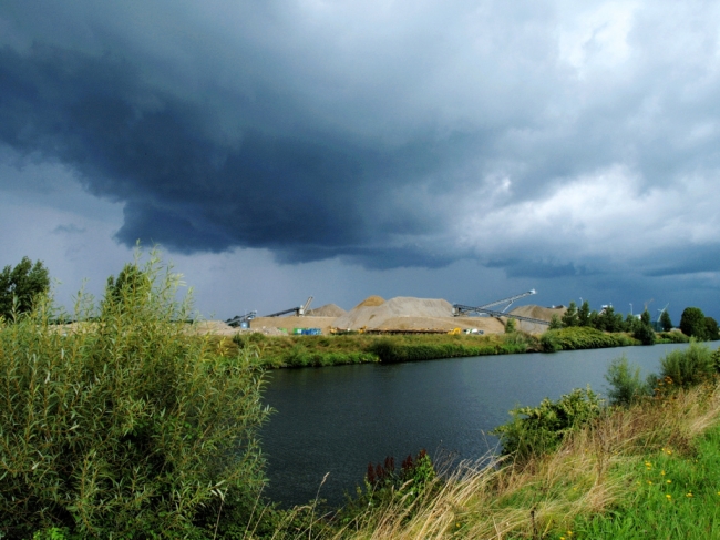 Deze foto werd slechts een half uur na voorgaande foto gemaakt. Je ziet hoe snel de omstandigheden in de grensmaas kunnen wijzigen. De donkere wolken zullen toch geen voorteken zijn ? 