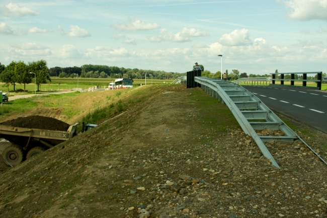 Ongelijkvloerse kruising nabij hoeve Wiegershof te Borgharen. Het doorgaand verkeer Itteren-Borgharen gaat hier over de werkweg heen. Ongelijkvloerse kruising nabij hoeve Wiegershof te Borgharen. Het doorgaand verkeer Itteren-Borgharen gaat hier over de werkweg heen.