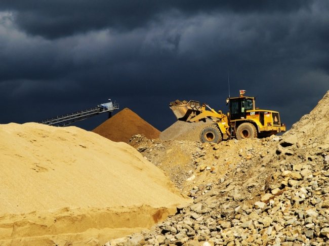 Het geel van de laadschep contrasteert mooi met de donkere lucht. 