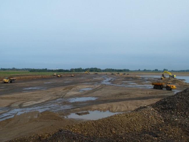 Werkzaamheden in de stroomgeulverbreding. Zo als de zaken er nu nog voorstaan komt de stroomgeulverbreding over de hele breedte het gehele jaar onder water te staan. Maaswerken studeert nog op oplossingen om tegemoet te komen aan het beeld dat in de afgelopen jaren bij elke gelegenheid de bevolking is voorgehouden. GEEN GROTE WATERPLASSEN MEER, GEEN HERHALING VAN HET BEELD VAN MIDDEN-LIMBURG. WE WACHTEN GESPANNEN AF. Werkzaamheden in de stroomgeulverbreding. Zo als de zaken er nu nog voorstaan komt de stroomgeulverbreding over de hele breedte het gehele jaar onder water te staan. Maaswerken studeert nog op oplossingen om tegemoet te komen aan het beeld dat in de afgelopen jaren bij elke gelegenheid de bevolking is voorgehouden. GEEN GROTE WATERPLASSEN MEER, GEEN HERHALING VAN HET BEELD VAN MIDDEN-LIMBURG. WE WACHTEN GESPANNEN AF.