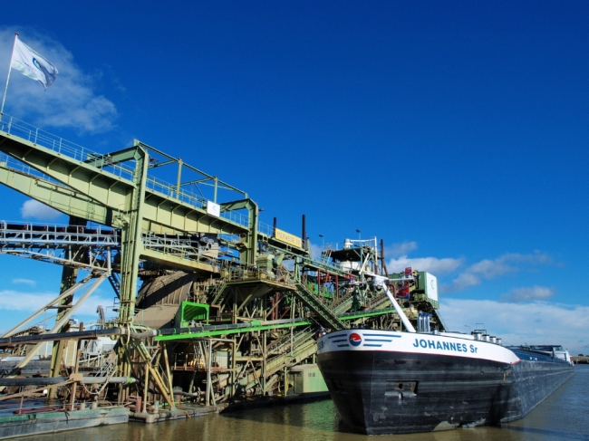 Het binnenschip, de Johannes Sr is in 2008 gebouwd. Het casco is in China gebouwd bij Jianghai Shipping Co ltd te Yizheng. De afbouw werd in Raamdonksveer gedaan bij Machinefabriek J Bayens BV. Het schip is 135m lang, 11.45m breed en heeft een diepgang van 3.76m. Het kan in een keer 4.232 ton vervoeren, oftewel grof gerekend 165 dumperladingen van 25 ton.
Het schip wordt aangedreven door 2 mitsubishi S 12 R-C2MPTK motoren van 940kw/ 1278pk.  