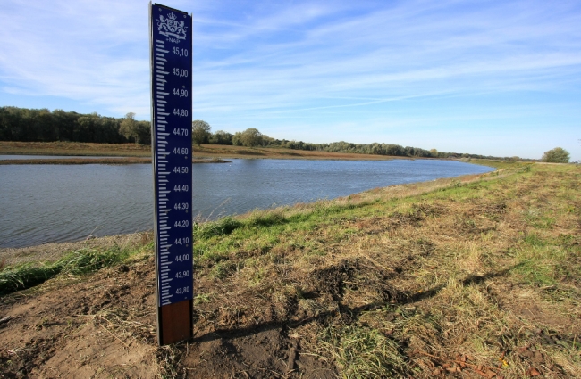 Daar staat hij dan, trots te pronken van nieuwigheid met zijn rug naar een weidse rivier
Hij kijkt niet naar haar, maar voelt het aan zijn lijf wanneer ze nabij is
En dan zal hij de mensen achter de muur wel vertellen hoe hoog zij staat
Sander Bastings Daar staat hij dan, trots te pronken van nieuwigheid met zijn rug naar een weidse rivier
Hij kijkt niet naar haar, maar voelt het aan zijn lijf wanneer ze nabij is
En dan zal hij de mensen achter de muur wel vertellen hoe hoog zij staat
Sander Bastings