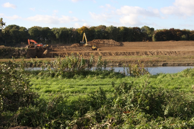 Werkzaamheden aan de overkant, nabij Hochter Bampd. Met de afgegraven grond wordt aan de achterzijde een hoge wal gemaakt. Werkzaamheden aan de overkant, nabij Hochter Bampd. Met de afgegraven grond wordt aan de achterzijde een hoge wal gemaakt.