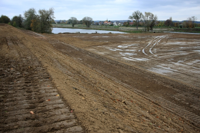 Bovenaan de foto de Wissenplas en de witte huizen achterdoor zijn woningen aan de overkant van de Maas in Itteren. Bovenaan de foto de Wissenplas en de witte huizen achterdoor zijn woningen aan de overkant van de Maas in Itteren.