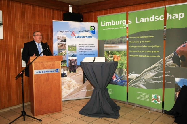 Dr. Jan Schrijen, voorzitter van het waterschap Roer en Overmaas was een van de sprekers bij deze overdracht. Hij complimenteerde ir. Herman Gielen, die namens de NV Scheepvaart als project-ingenieur het project heeft begeleid, met het uiteindelijke prachtige resultaat. Dr. Jan Schrijen, voorzitter van het waterschap Roer en Overmaas was een van de sprekers bij deze overdracht. Hij complimenteerde ir. Herman Gielen, die namens de NV Scheepvaart als project-ingenieur het project heeft begeleid, met het uiteindelijke prachtige resultaat.