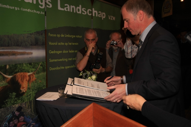 Marino Keulen was een van de ondertekenaars van de overdracht aan Stichting Limburgs Landschap.
Deze stichting is in 1973 opgericht en heeft thans zo'n 1900 ha in beheer, verdeeld over een 20-tal projecten. Marino Keulen was een van de ondertekenaars van de overdracht aan Stichting Limburgs Landschap.
Deze stichting is in 1973 opgericht en heeft thans zo'n 1900 ha in beheer, verdeeld over een 20-tal projecten.