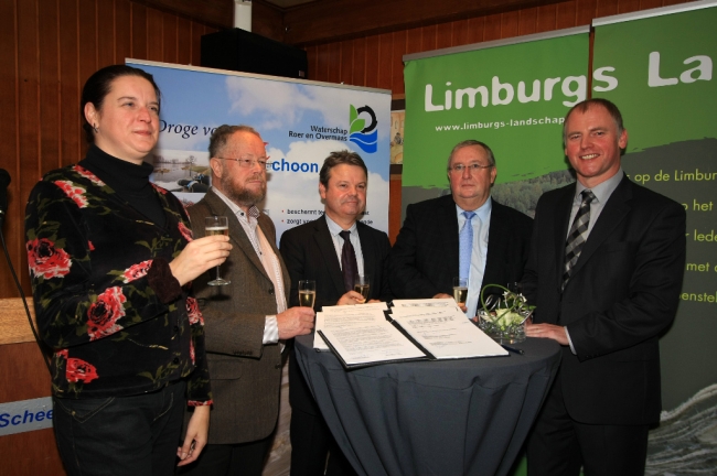 Alle ondertekenaars wilden ook nog wel samen op de foto. De champagne vloeide rijkelijk. Dat mag ook wel omdat dit een van de eerste projecten was die door samenwerking van België en Nederland aan de gezamenlijke Grensmaas was gerealiseerd. En dat tot ieders tevredenheid. Alle ondertekenaars wilden ook nog wel samen op de foto. De champagne vloeide rijkelijk. Dat mag ook wel omdat dit een van de eerste projecten was die door samenwerking van België en Nederland aan de gezamenlijke Grensmaas was gerealiseerd. En dat tot ieders tevredenheid.