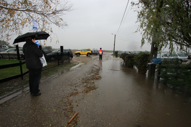 In de stromende regen op weg naar Rudy's Cafe Maasvallei in Herbricht waar vandaag de natuurterreinen Hochter Bampd en Herbricht worden overgedragen aan Stichting Limburgs Landschap, de Belgische natuurvereniging die het beheer gaat voeren in dit gebied. In de stromende regen op weg naar Rudy's Cafe Maasvallei in Herbricht waar vandaag de natuurterreinen Hochter Bampd en Herbricht worden overgedragen aan Stichting Limburgs Landschap, de Belgische natuurvereniging die het beheer gaat voeren in dit gebied.