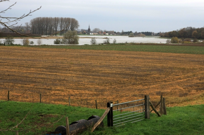 De Maas ter hoogte van Geulle, met aan de overkant het Belgische dorp Uikhoven. De Maas heeft hier niet veel ruimte omdat zowel aan Belgische als aan Nederlandse zijde de bebouwing tot aan de Maas doorloopt. De Maas ter hoogte van Geulle, met aan de overkant het Belgische dorp Uikhoven. De Maas heeft hier niet veel ruimte omdat zowel aan Belgische als aan Nederlandse zijde de bebouwing tot aan de Maas doorloopt.