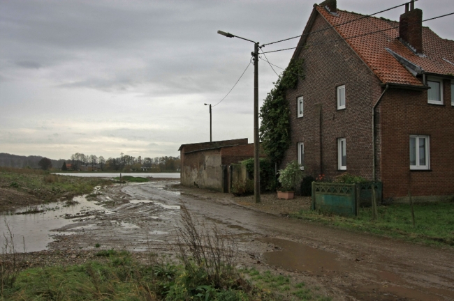De boerderij van de Fam. Urlings staat nu nog droog. Als het water zo hoog zou komen als in 1993 en 1995 zou het water hier meer dan 1m diep staan. De boerderij van de Fam. Urlings staat nu nog droog. Als het water zo hoog zou komen als in 1993 en 1995 zou het water hier meer dan 1m diep staan.