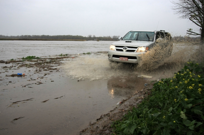 Als het water nog meer stijgt zal de weg langs de Maas van de Overslag naar Herbricht voor alle verkeer worden afgesloten. Het wordt dan te gevaarlijk. Als het water nog meer stijgt zal de weg langs de Maas van de Overslag naar Herbricht voor alle verkeer worden afgesloten. Het wordt dan te gevaarlijk.