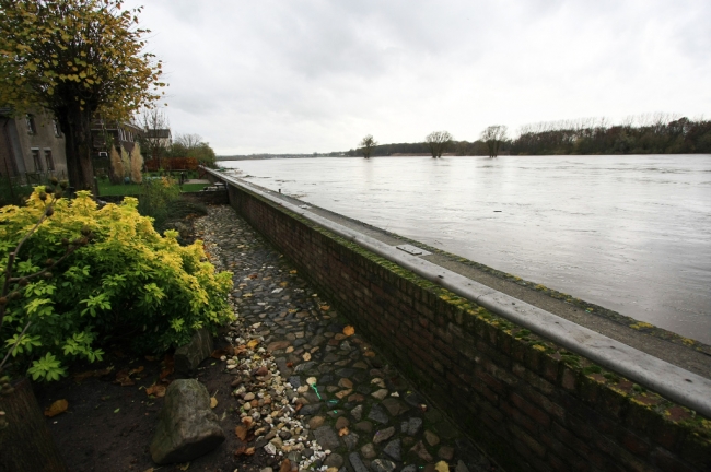 De schotten bovenop de kademuur zijn nog niet geplaatst. Rijkswaterstaat houdt nauwlettend in de gaten hoeveel `was` er nog achter is en acht het blijkbaar nog niet nodig nu al schotten te plaatsen. 