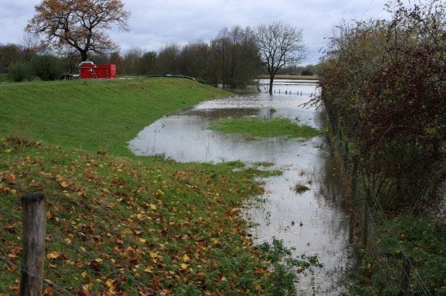 Op de kade aan de noordzijde van het dorp heeft Roer en Overmaas een grote pomp gereed staan. Deze pomp wordt gebruikt om het grondwater dat in het gebied binnen de kades omhoog komt weg te pompen. Op de kade aan de noordzijde van het dorp heeft Roer en Overmaas een grote pomp gereed staan. Deze pomp wordt gebruikt om het grondwater dat in het gebied binnen de kades omhoog komt weg te pompen.