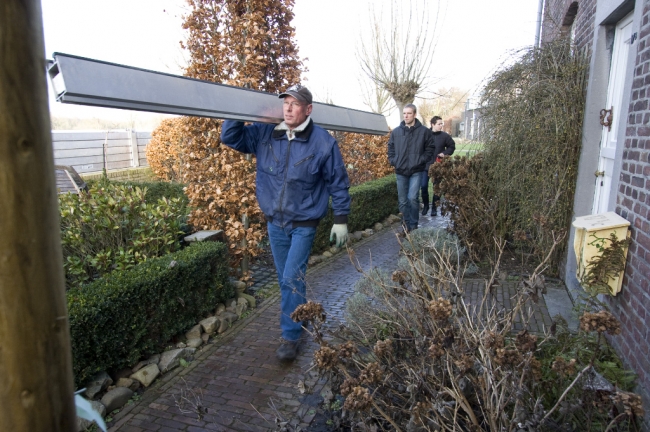 Het materiaal voor de opbouw van de demontabele wanden was afgelopen vrijdag al gearriveerd. Vandaag heeft men dan toch maar besloten de wanden te plaatsen omdat nog enige stijging van het water wordt verwacht. Het materiaal voor de opbouw van de demontabele wanden was afgelopen vrijdag al gearriveerd. Vandaag heeft men dan toch maar besloten de wanden te plaatsen omdat nog enige stijging van het water wordt verwacht.