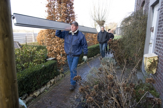 Het materiaal voor de opbouw van de demontabele wanden was afgelopen vrijdag al gearriveerd. Vandaag heeft men dan toch maar besloten de wanden te plaatsen omdat nog enige stijging van het water wordt verwacht. 