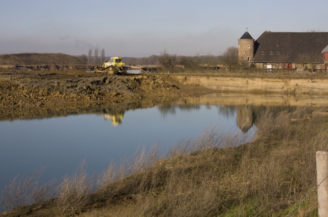 Aan de oostkant van Kasteelboerderij Hartelstein raakt de aangevoerde dekgrond alweer de 