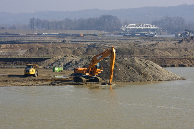 Op de achtergrond de brug van Bunde over het Julianakanaal. 