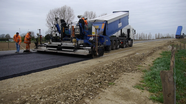 Om stofoverlast te voorkomen is de werkweg vanaf Borgharen naar de verwerkingsinstallatie in Itteren geasfalteerd. Ook zal het aantal kapotte banden en brandstofverbruik van de dumpers hierdoor aanzienlij teruglopen. Om stofoverlast te voorkomen is de werkweg vanaf Borgharen naar de verwerkingsinstallatie in Itteren geasfalteerd. Ook zal het aantal kapotte banden en brandstofverbruik van de dumpers hierdoor aanzienlij teruglopen.