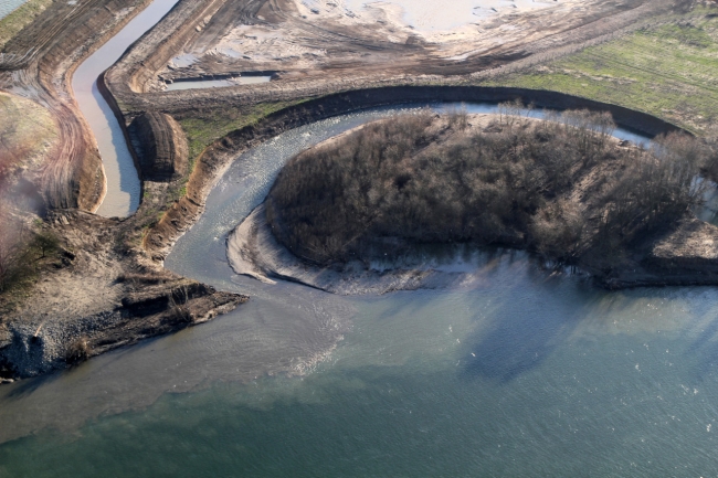 De monding van de Geul in de Maas nabij het gehucht Voulwammes. Aan de binnenzijde van de monding is spontaan opslag van een wilgenbos ontstaan. De monding van de Geul in de Maas nabij het gehucht Voulwammes. Aan de binnenzijde van de monding is spontaan opslag van een wilgenbos ontstaan.