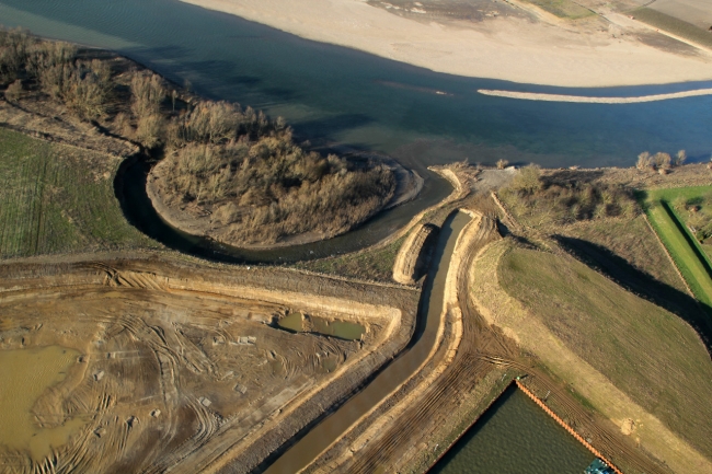 De Geul hier op de foto, bij de monding in de Maas, heeft zich door de sterke stroming steeds verder het land De Geul hier op de foto, bij de monding in de Maas, heeft zich door de sterke stroming steeds verder het land