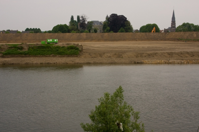 Ter hoogte van het Kasteel in Borgharen is de dekgrond in de stroomgeulverbreding langs de Maas ook al verwijderd. 