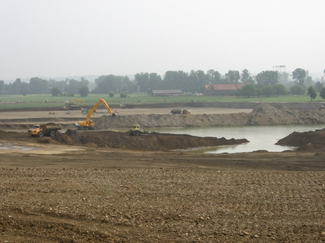 In Borgharen raakt de dekgrondberging ook al redelijk gevuld. Alle werkzaamheden worden momenteel geconcentreerd in Borgharen. In Borgharen raakt de dekgrondberging ook al redelijk gevuld. Alle werkzaamheden worden momenteel geconcentreerd in Borgharen.