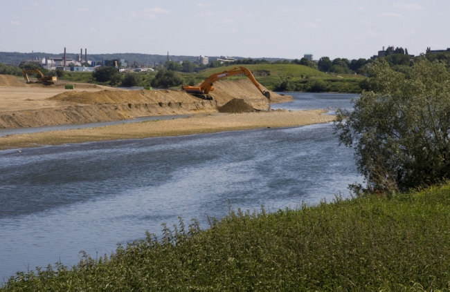 Werkzaamheden aan de bochtverbreding langs de Maas. De oever zal vanaf het water geleidelijk omhoog lopen tot op het oorspronkelijke maaiveld- nivo.