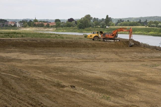 Het laatste weiland wordt ook nog enkele meters afgegraven. De oeverlaging aan Belgische zijde (Hochter Bampd) is hiermee voltooid. 