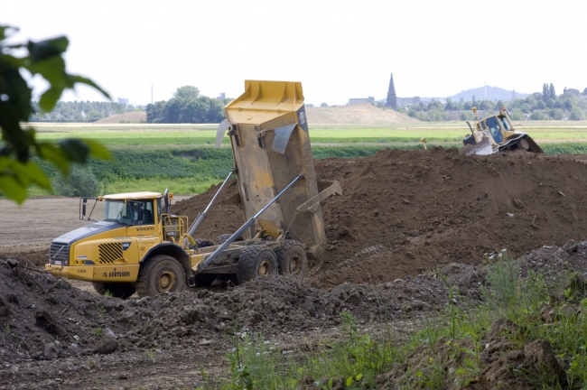 Vandaag wordt de laatste grond afgegraven en dan is het klaar. Alleen de bullzozers hebben nog effe werk om alles netjes af te werken. 