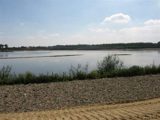 Hier is duidelijk te zien dat de Itterse weerd onder water staat terwijl dit gedeelte bij de huidige minimale afvoer droog zou moeten zijn.
Op de voorgrond is nog een stukje van de oude oever te zien. Hier is duidelijk te zien dat de Itterse weerd onder water staat terwijl dit gedeelte bij de huidige minimale afvoer droog zou moeten zijn.
Op de voorgrond is nog een stukje van de oude oever te zien.