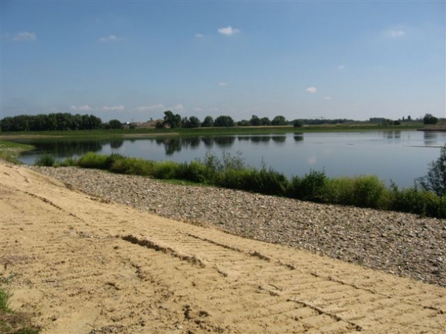 Op de achtergrond het grinddepot bij Hartelstein. De Itterse weerd staat niet droog terwijl dat wel zo zou moeten zijn. Foto is genomen vanaf Herbricht. Op de achtergrond het grinddepot bij Hartelstein. De Itterse weerd staat niet droog terwijl dat wel zo zou moeten zijn. Foto is genomen vanaf Herbricht.