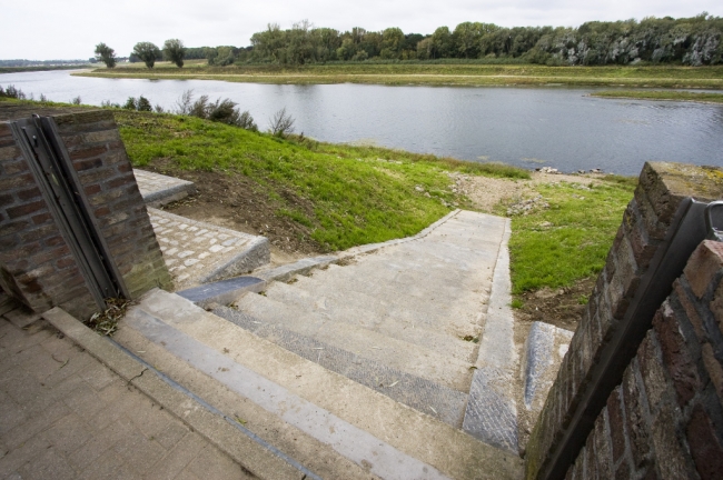 In de afgelopen maanden hebben een 3-tal plaatselijke ondernemers, te weten Janssen Grondverzet en Transport BV, Agrarisch Industrieel Loonbedrijf Bours BV en fa. P. Smeets en Zn de handen ineen geslagen en gezamenlijk de restauratie van de historische trap gerealiseerd. Hulde aan deze ondernemers. Een extra steentje middels een sponsoring werd ook nog bijgedragen door J.H. Winkens BV Ijzervlechtwerken en het Consortium Grensmaas BV. In de afgelopen maanden hebben een 3-tal plaatselijke ondernemers, te weten Janssen Grondverzet en Transport BV, Agrarisch Industrieel Loonbedrijf Bours BV en fa. P. Smeets en Zn de handen ineen geslagen en gezamenlijk de restauratie van de historische trap gerealiseerd. Hulde aan deze ondernemers. Een extra steentje middels een sponsoring werd ook nog bijgedragen door J.H. Winkens BV Ijzervlechtwerken en het Consortium Grensmaas BV.