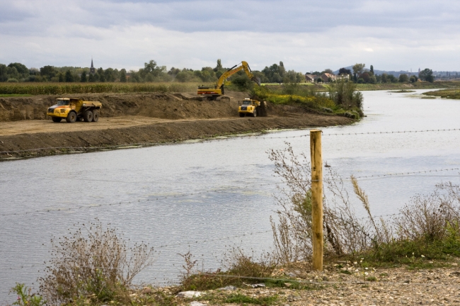 Tegenover de Overslag is men aan Nederlandse zijde een deel van de oever over een lengte van enkele honderden meters aan het afgraven om de werken aan Belgische zijde bij hoogwater te beschermen. Tegenover de Overslag is men aan Nederlandse zijde een deel van de oever over een lengte van enkele honderden meters aan het afgraven om de werken aan Belgische zijde bij hoogwater te beschermen.
