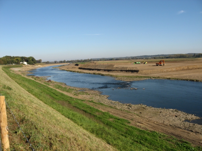 Bochtverbreding in Borgharen. Links de witte villa. Nog even en we kunnen de vorderingen vanuit Itteren gaan volgen. Bochtverbreding in Borgharen. Links de witte villa. Nog even en we kunnen de vorderingen vanuit Itteren gaan volgen.