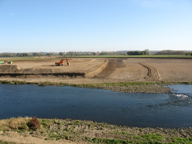 Op de achtergrond in het midden boerderij Limpens. De randen van het onvergraven gebied zijn al mooi afgewerkt.