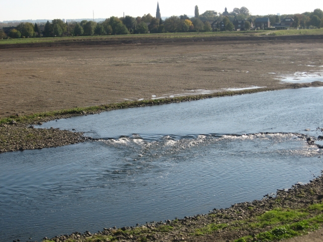 Borgharen vanaf de Belgische oever. Het is duidelijk dat er niet veel hoeft te gebeuren om dit gedeelte onder water te zetten. Borgharen vanaf de Belgische oever. Het is duidelijk dat er niet veel hoeft te gebeuren om dit gedeelte onder water te zetten.