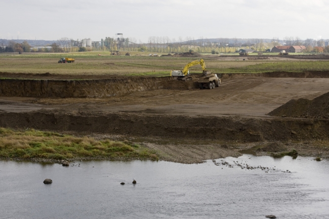 Links op de achtergrond de installaties van maalbedrijf Ankerpoort NV en rechts is de boerderij Wiegershof in de achtergrond zichtbaar.