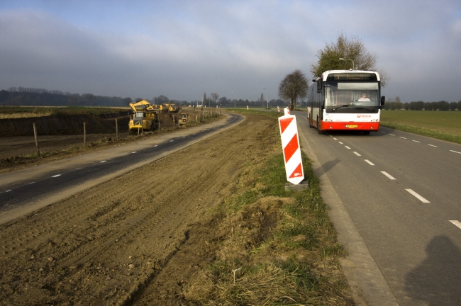 Dekgrond wordt afgegraven langs de weg naar Itteren. 